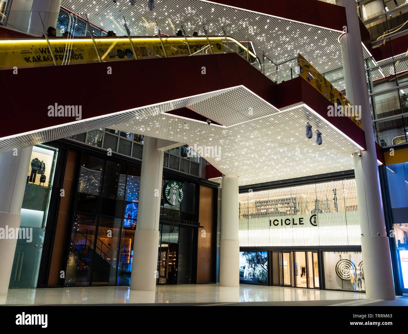 SHANGHAI, China - 12 MAR 2019 - Low Angle Shot der 1. Etage des HKR Taikoo Hui Einkaufszentrum (auch Xing Ye Tai Gu Hui) Außenansicht bei Nanjing East Roa Stockfoto