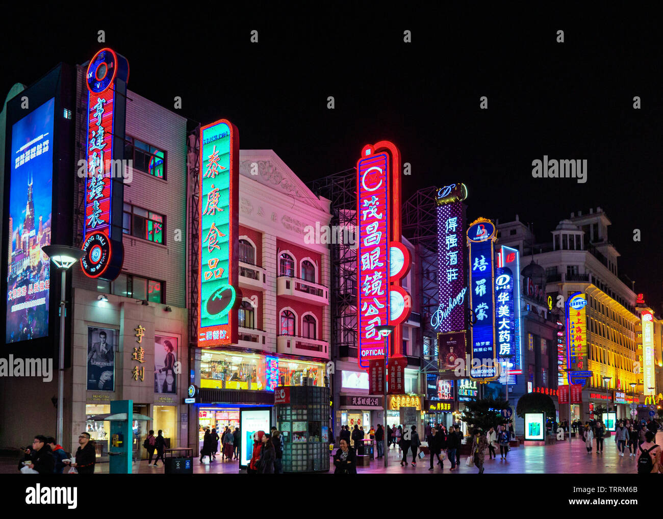 SHANGHAI, China - 12 MAR 2019 - Nacht/Abend Szene auf die Neonlichter, Käufer und Fußgänger Nanjing East Road (Nanjing Dong Lu) pede Stockfoto