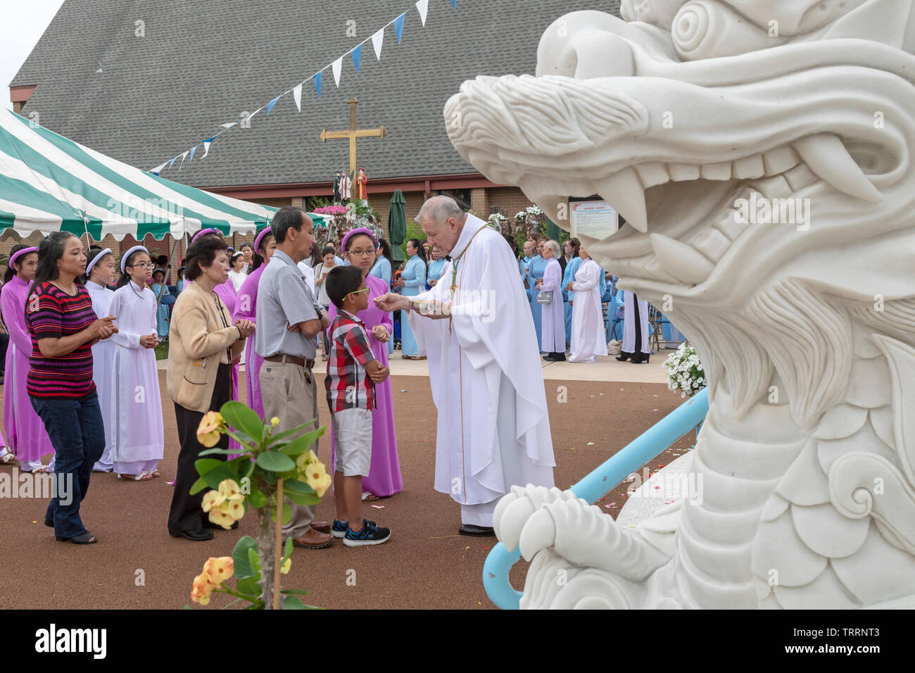 New Orleans, Louisiana - Muttertag gefeiert wird mit einer Prozession, eine Blume Tanz und Masse an der Gottesmutter von Lavang Mission. Die Kirche dient Vietn Stockfoto