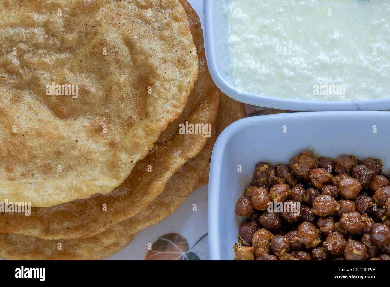 Kala Channa und Quark mit Puri, indische Gericht oder Schwarz Kichererbsen mit gebratenem Brot. Selektive konzentrieren. Stockfoto
