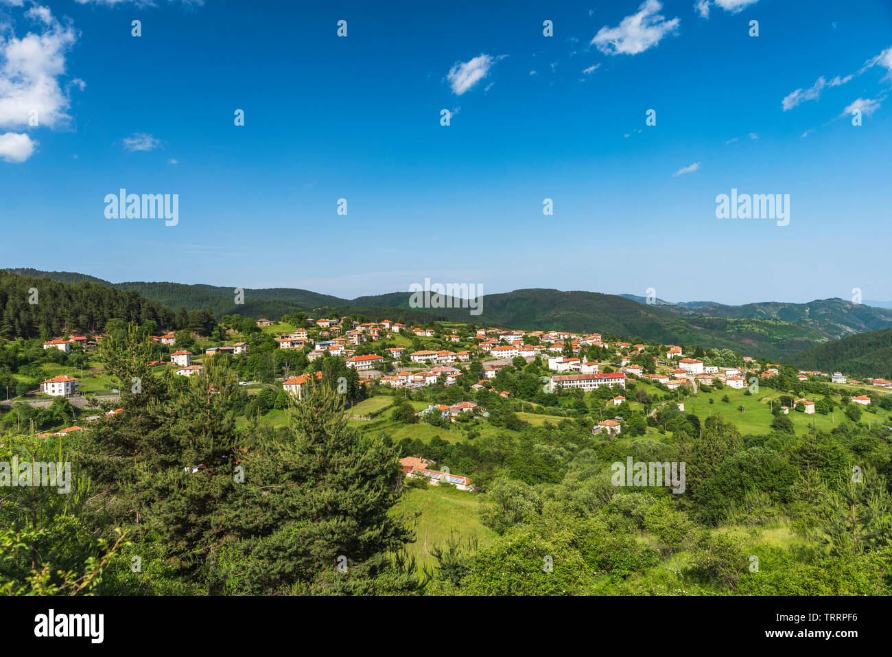 Kleines Dorf Zagrazhden in Rhodopen Gebirge, Bulgarien Stockfoto