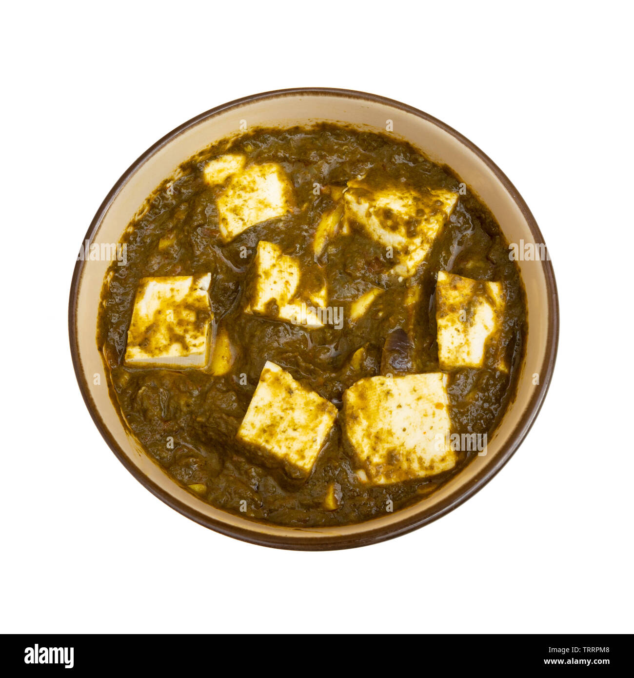 Palak Paneer oder Spinat und Frischkäse Curry Hauptgericht Rezept in Indien, serviert in einer Schüssel, isoliert. selektive Fokus Stockfoto