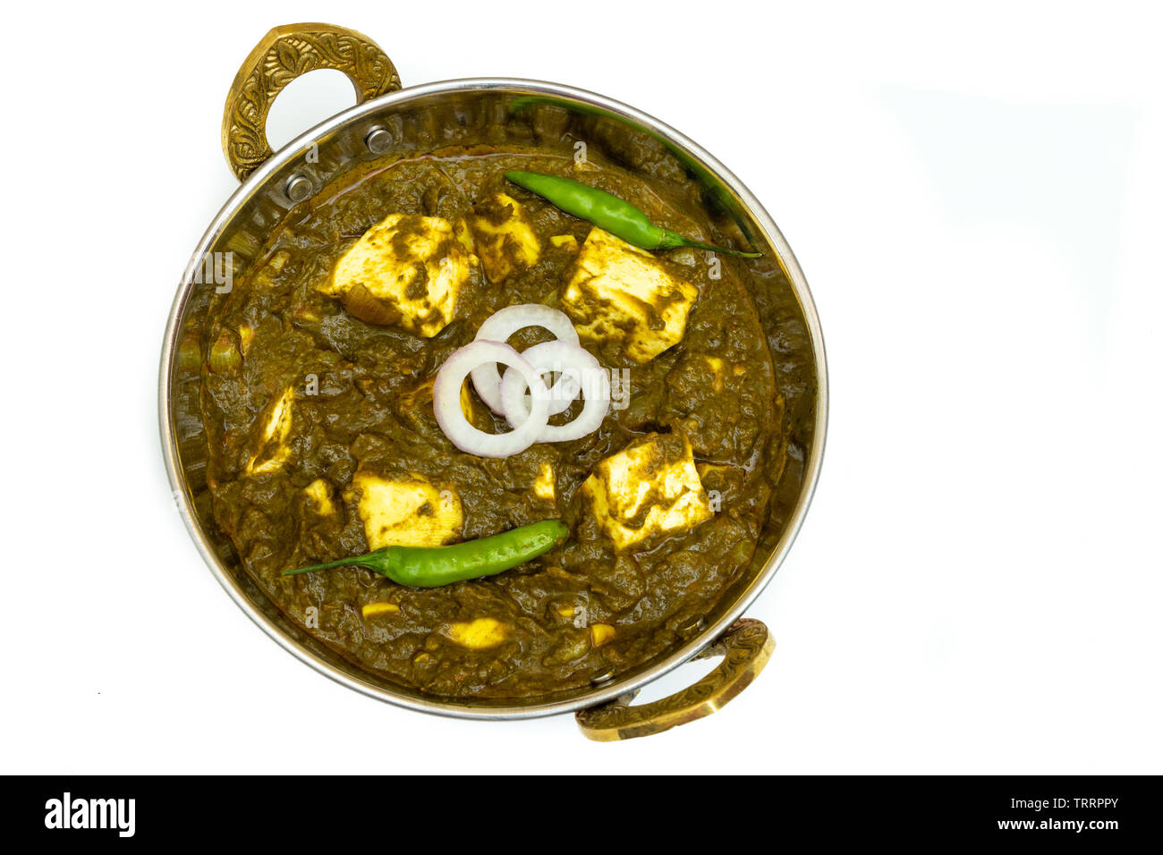 Palak Paneer oder Spinat und Frischkäse Curry Hauptgericht Rezept in Indien, serviert in einer Schüssel, isoliert. selektive Fokus Stockfoto