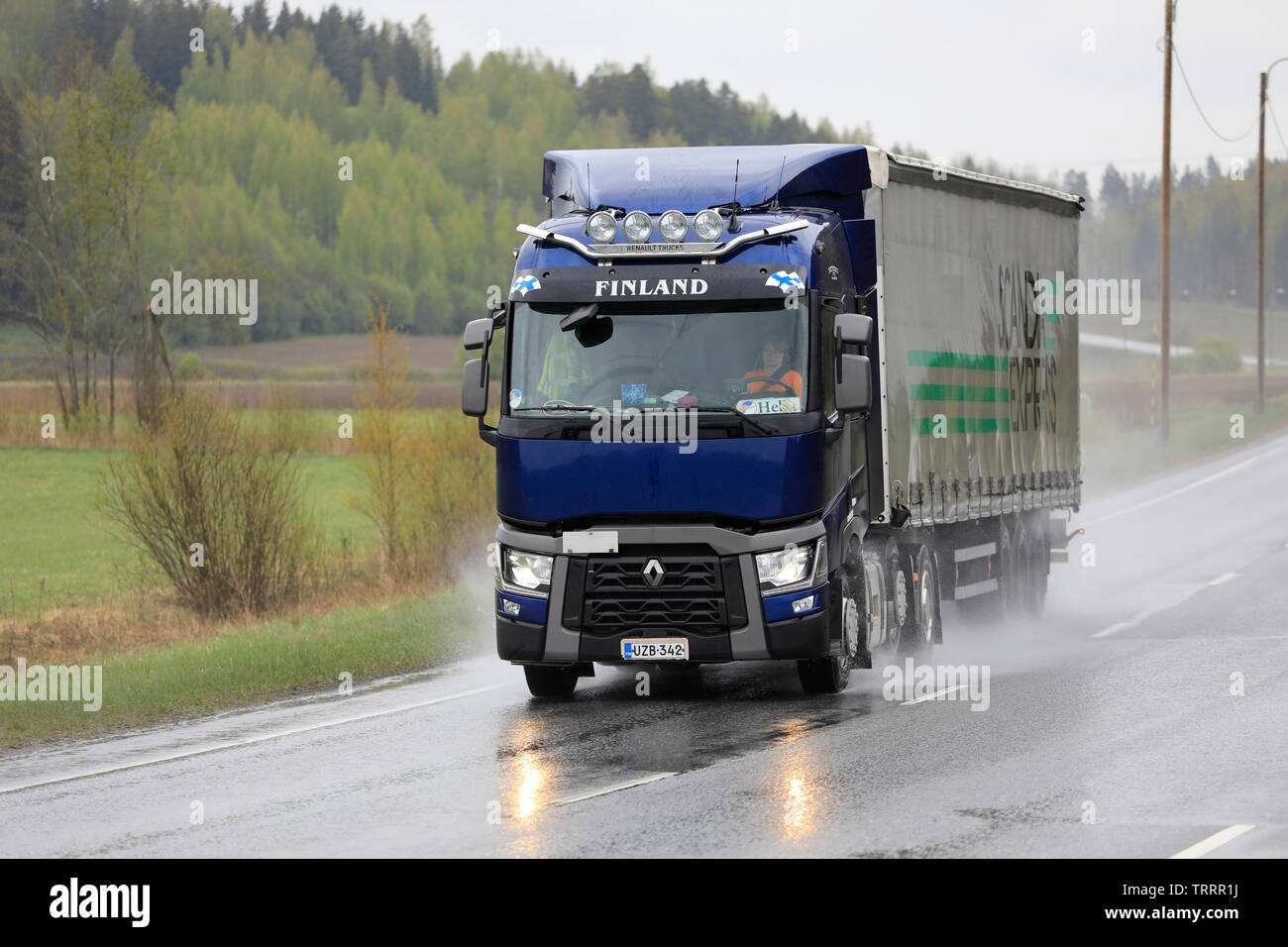 Salo, Finnland. Mai 10, 2019: Blau Renault Trucks T Sattelschlepper auf der Straße am regnerischen Tag der Frühling im Süden Finnlands. Stockfoto