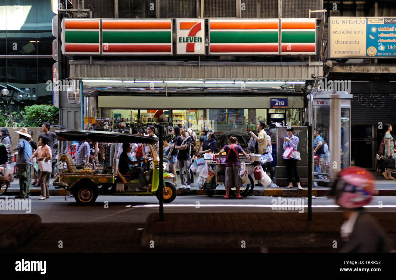 Bangkok, Thailand - 2011.01.15: Ein beschäftigter thanon Silom Road und einem 7 Eleven laden am Abend Stockfoto