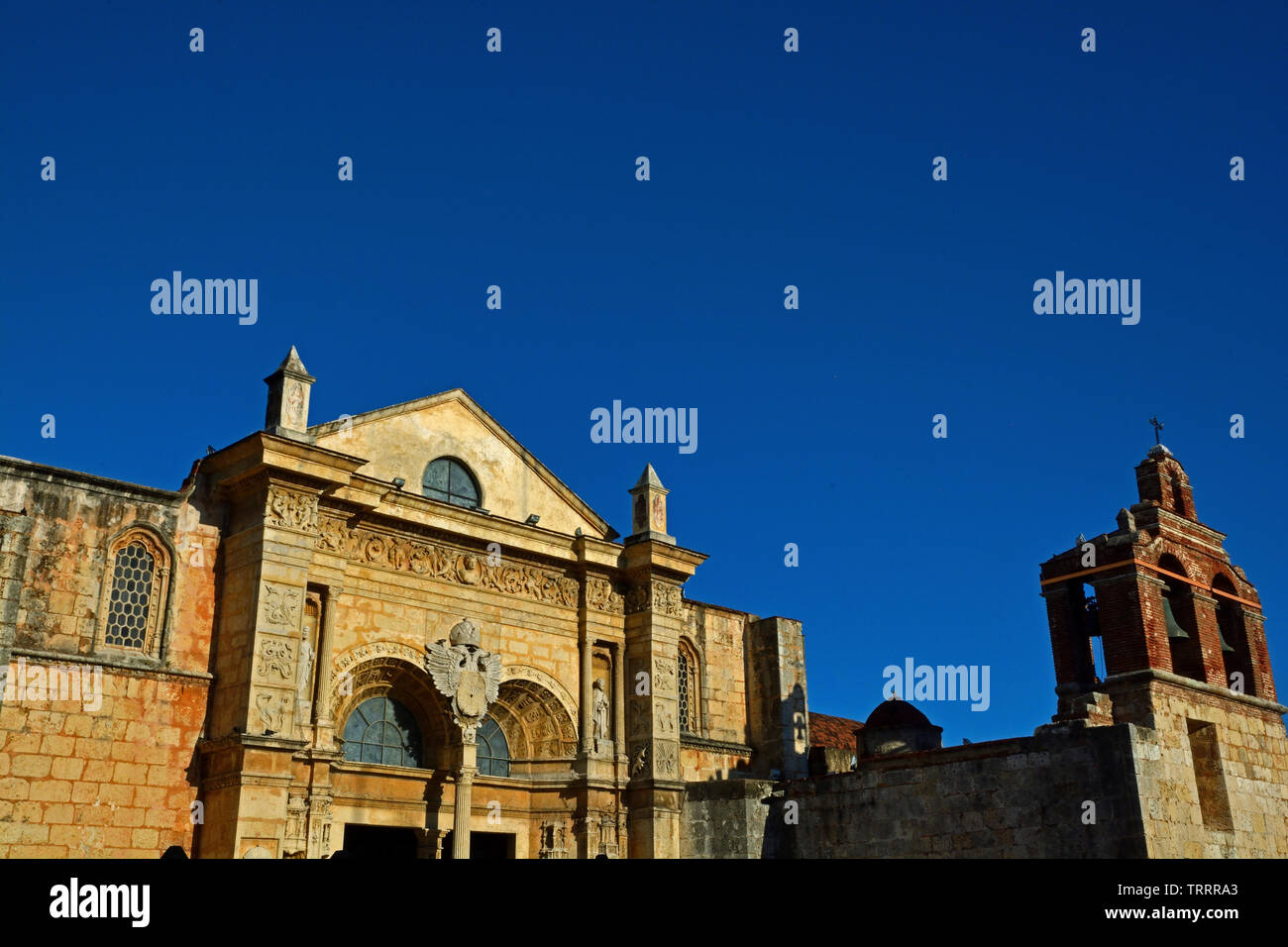 Santo Domingo, Dominikanische Republik - 2014.02.26: Catedral Santa Maria la Menor an der Calle Tarragona zu Merino in Santo Domingo ciudad Colonial Stockfoto