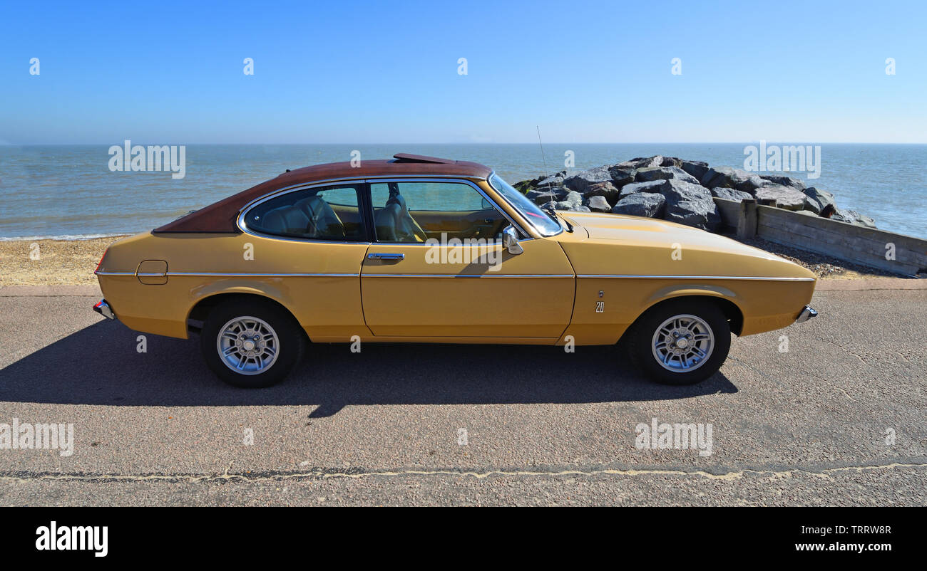 Classic Gold 2,0 Liter Ford Capri Ghia Motor Auto geparkt auf der  Strandpromenade Stockfotografie - Alamy