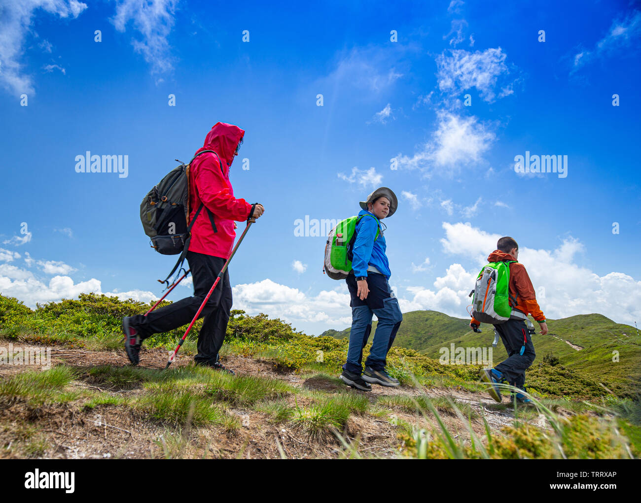 Familie mit Rucksäcke wandern im Sommerurlaub in den Bergen Stockfoto