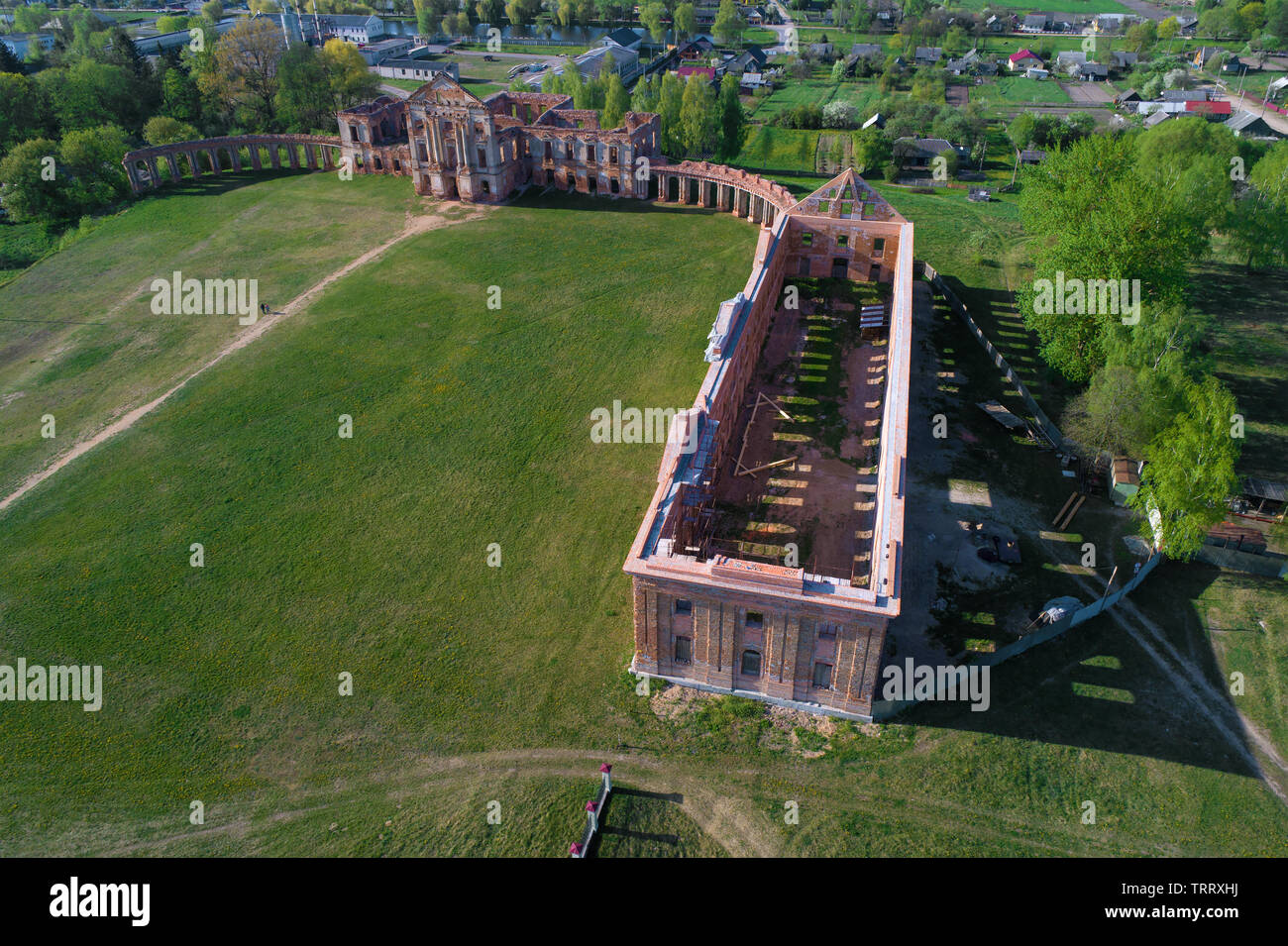 Über den Ruinen der alten Palast des Fürsten Sapeg auf einem sonnigen April Tag (Luftaufnahmen). Ruzhany, Weißrussland Stockfoto