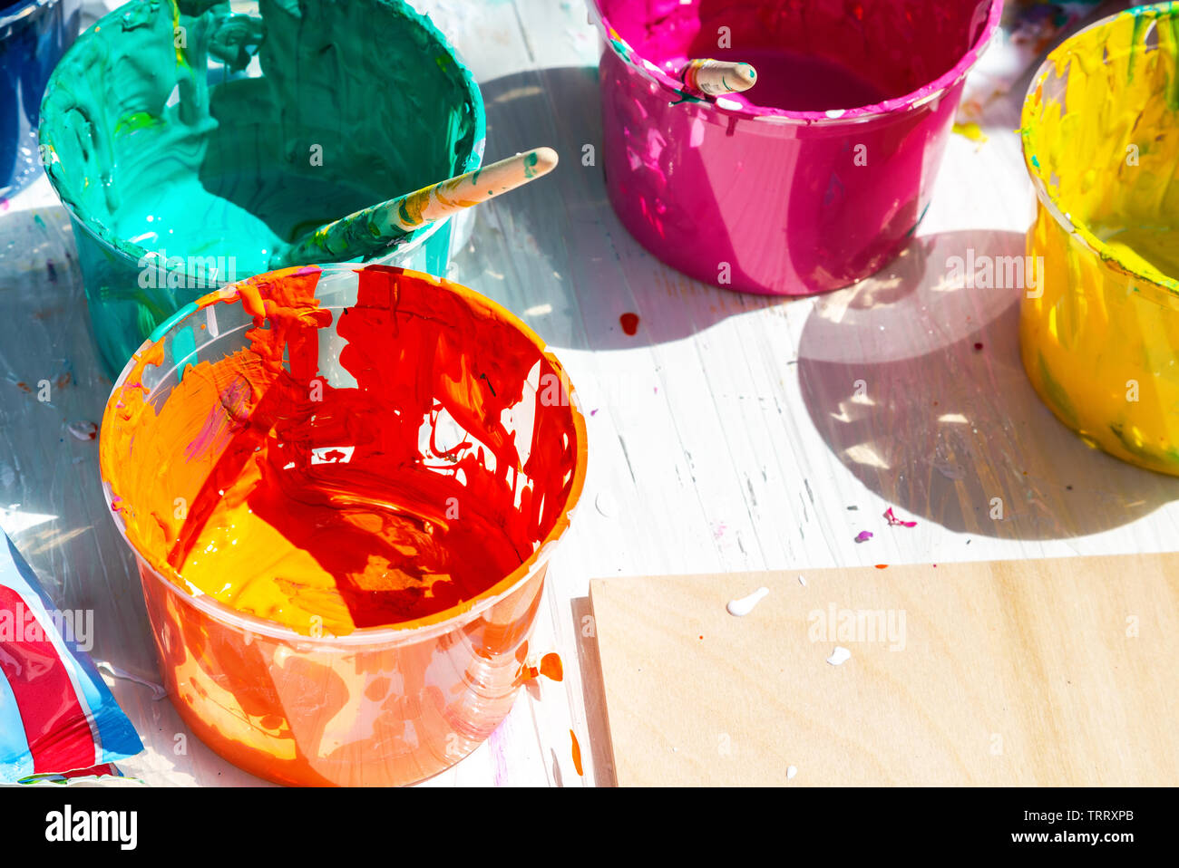Verschiedene verwendet bunte Farbe für Kreative auf dem Tisch Stockfoto