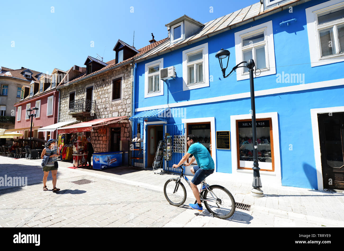 Bunte alte Gebäude auf Njegoševa Straße - die wichtigste Einkaufsstraße in der alten Hauptstadt Cetinje, Montenegro. Stockfoto
