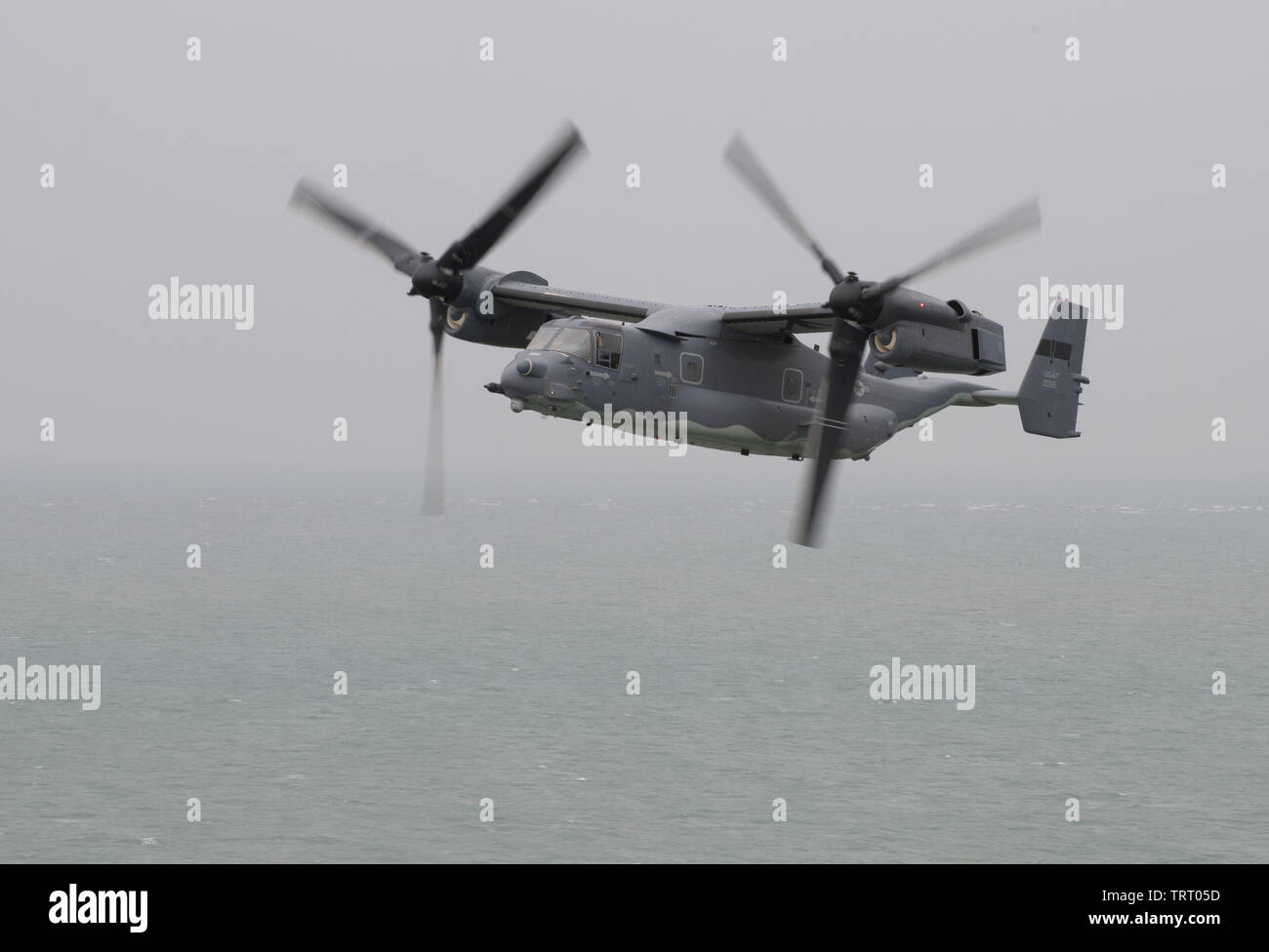 Ein US Air Force CV-22 Osprey der 352 Special Operations Wing zugeordnet fliegt nach Frankreich zur Unterstützung der 75-jährige Gedenken an den D-Day, 7. Juni 2019. Als während des Zweiten Weltkrieges gesehen, keine Nation kann konfrontieren Kampfhandlungen allein - und US-European Command mit untergeordneten Komponenten bleiben eingeschaltet, posierten und bereit, auf Bedrohungen zu reagieren. (U.S. Air Force Foto von Airman 1st Class Jennifer Zima) Stockfoto