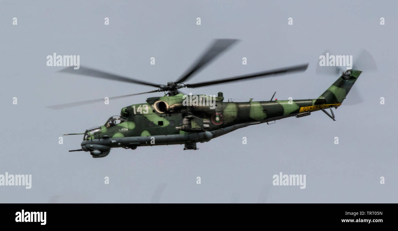 Ein MI-24 "Hind" Hubschrauber, Teil der bulgarischen Luftwaffe, nimmt teil an einer Live-fire Übung in der Bulgarischen Nationalen Luftverteidigung Training Center Juni 11, 2019 als Teil der Teilnahme Bulgariens an den Betrieb SCHABLA 19. Schabla 19 ist eine bilaterale, Joint Air Defence Live Fire Übung der bulgarischen Streitkräfte in Banjole, Bulgarien gehostet, von Juni 10-14, 2019. Schabla 19 ist ein für die Bereitschaft und die Interoperabilität zwischen dem bulgarischen Luftwaffe, Marine und Heer, und die 10. Armee Luft- und Raketenabwehr Befehl, der US-Army in Europa zu verbessern. (U.S. Armee Foto von Sgt. Robert Douglas) Stockfoto