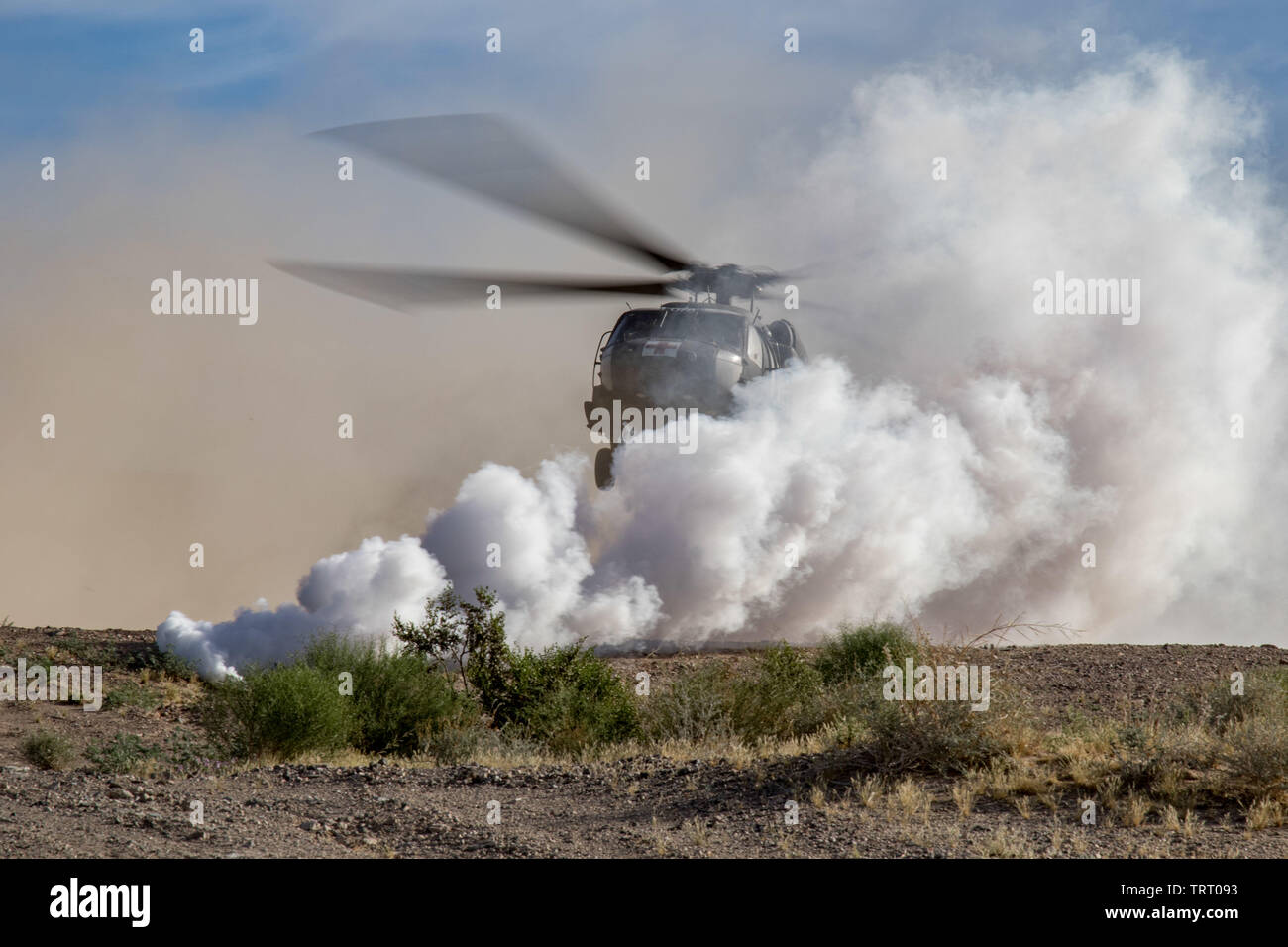 Eine Nebraska Army National Guard, 2-104 Allgemeine Unterstützung Aviation Battalion, G Co UH-60 Black Hawk landet nach U.S. Army Reserve Soldaten aus D-Co, 451St zivilen Angelegenheiten Bataillon bezeichnet eine neun-line medevac während einer reagieren Training am National Training Center (NTC) in Fort Irwin, Kalifornien, 10. Juni 2019. Beide Geräte unterstützen die 116 t h Kavallerie Brigade Combant Team während eines einmonatigen NTC-Rotation, die mehr als 4.000 Service Mitglieder aus 31 Staaten, darunter Einheiten aus 13 nationalen Schutz Staaten und Territorien, mit realistischen Ausbildung ihrer Bekämpfung zu verbessern, Unterstützung Stockfoto