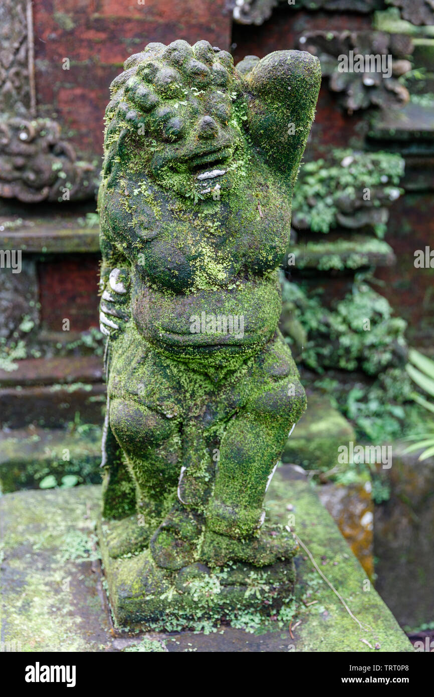 Guardian Statuen an Balinesischen Hindu Tempel Pura Luhur Batukaru, Tabanan, Bali, Indonesien. Bild vertikal. Stockfoto