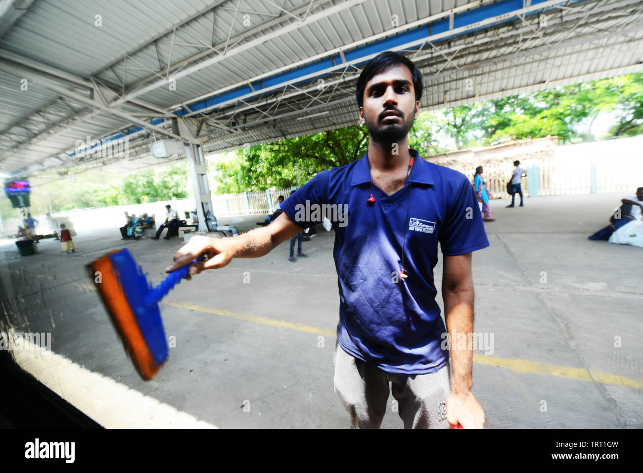 Ein Mann Reinigung der Fenster von einem indischen Zug. Stockfoto