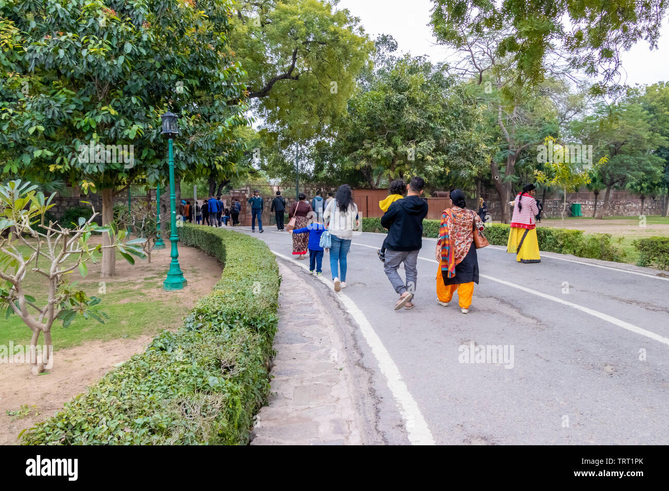 New Delhi, Indien - Februar 2019. Qutb Minar complex, Touristen besuchen Qutub Komplex in Delhi, Indien Stockfoto