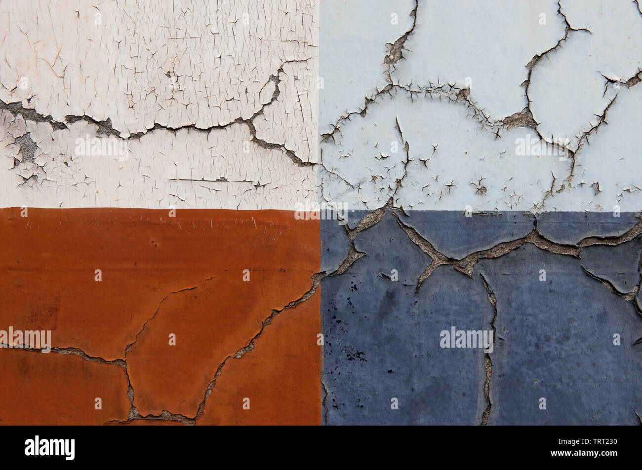 Vier Rechtecke von verschiedenen farbigen Peeling Farben auf einem alten Risse Shop Front im East End von London Stockfoto