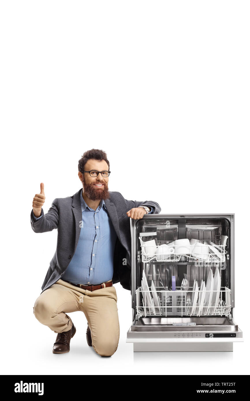 Bärtiger Mann neben einem Geschirrspüler und Daumen hoch isoliert auf weißem Hintergrund kniend Stockfoto Bärtiger Mann neben einem Geschirrspüler und Daumen hoch isoliert auf weißem Hintergrund kniend Stockfoto