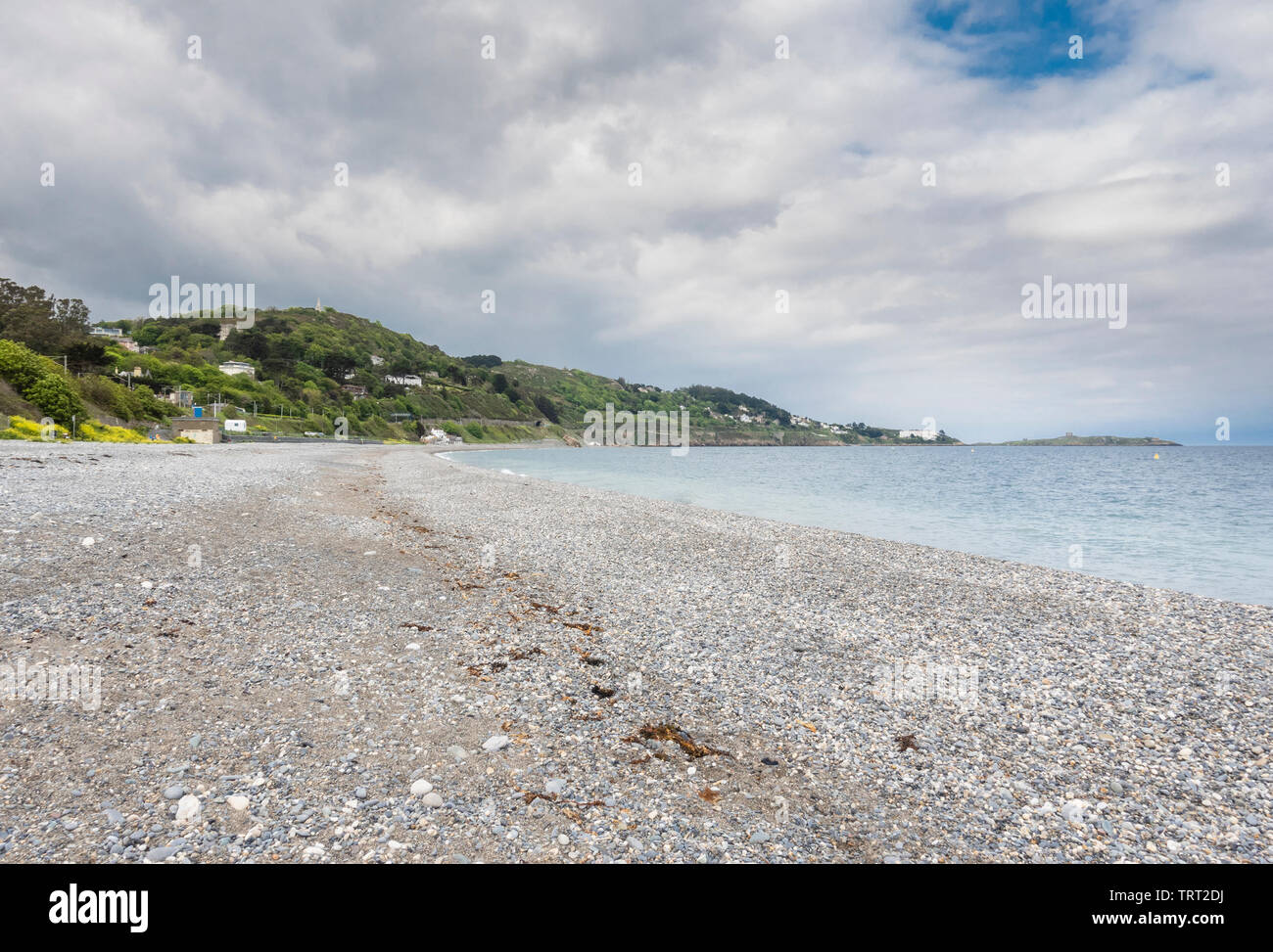 Der Kiesstrand in Killiney, County Dublin, Irland, auf der Suche nach Norden in Richtung Killiney Hill Stockfoto