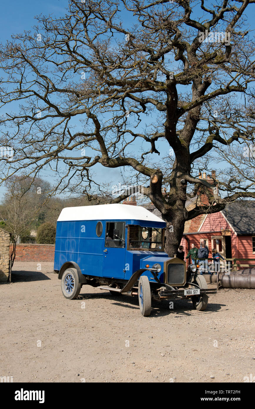 Blue vintage van auf Beamish Open Air Museum. Nordengland Stockfoto