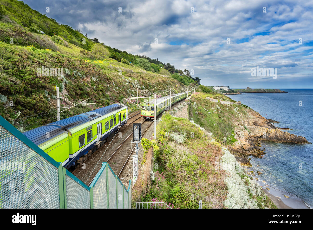 Zwei Dublin DART Züge nähern sich einander neben Killiney Bay, County Dublin, Irland Stockfoto