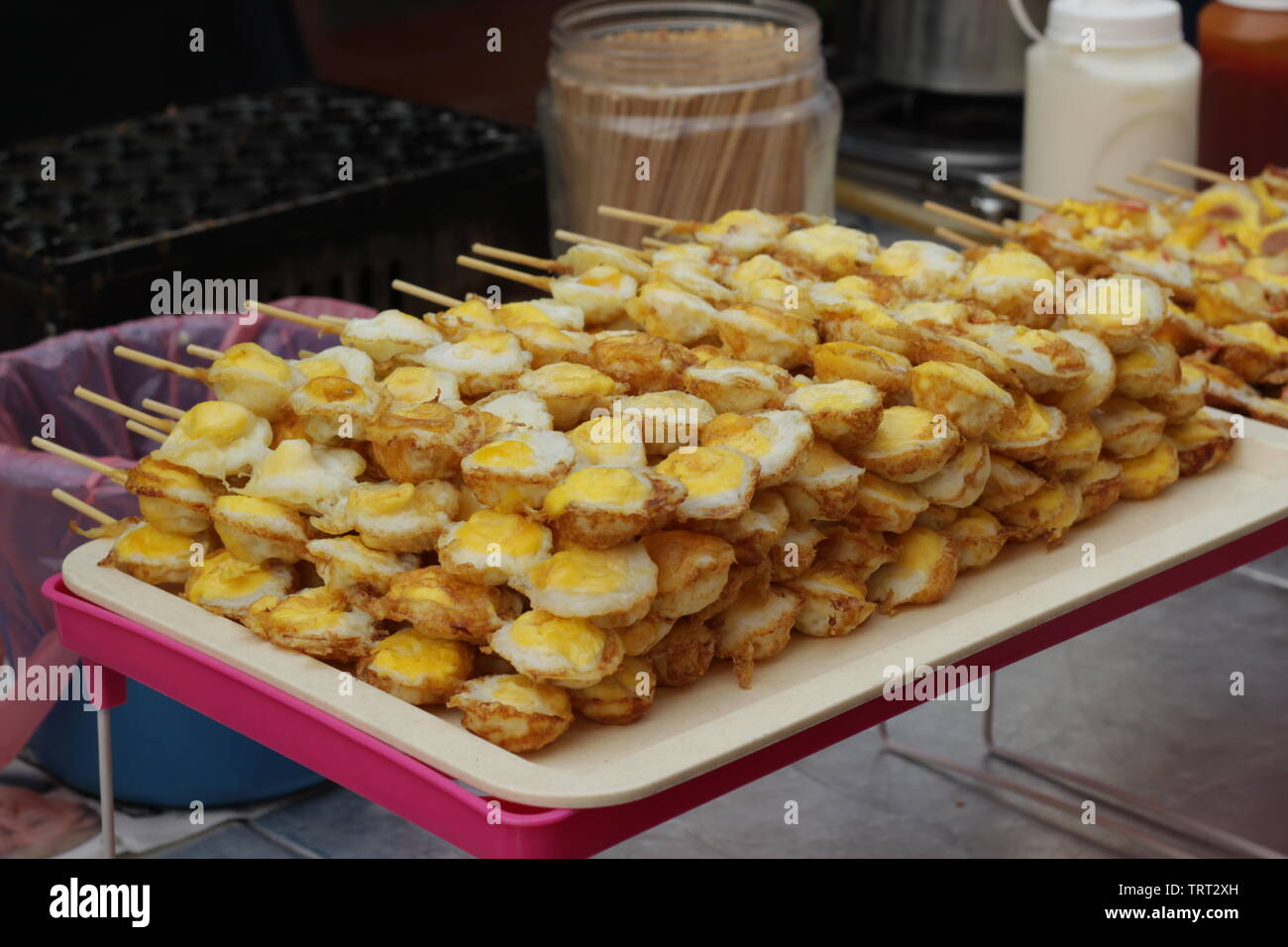 Gebratene Wachtel Eier bei Jonker vom Nachtmarkt, Malakka, Malaysia Stockfoto