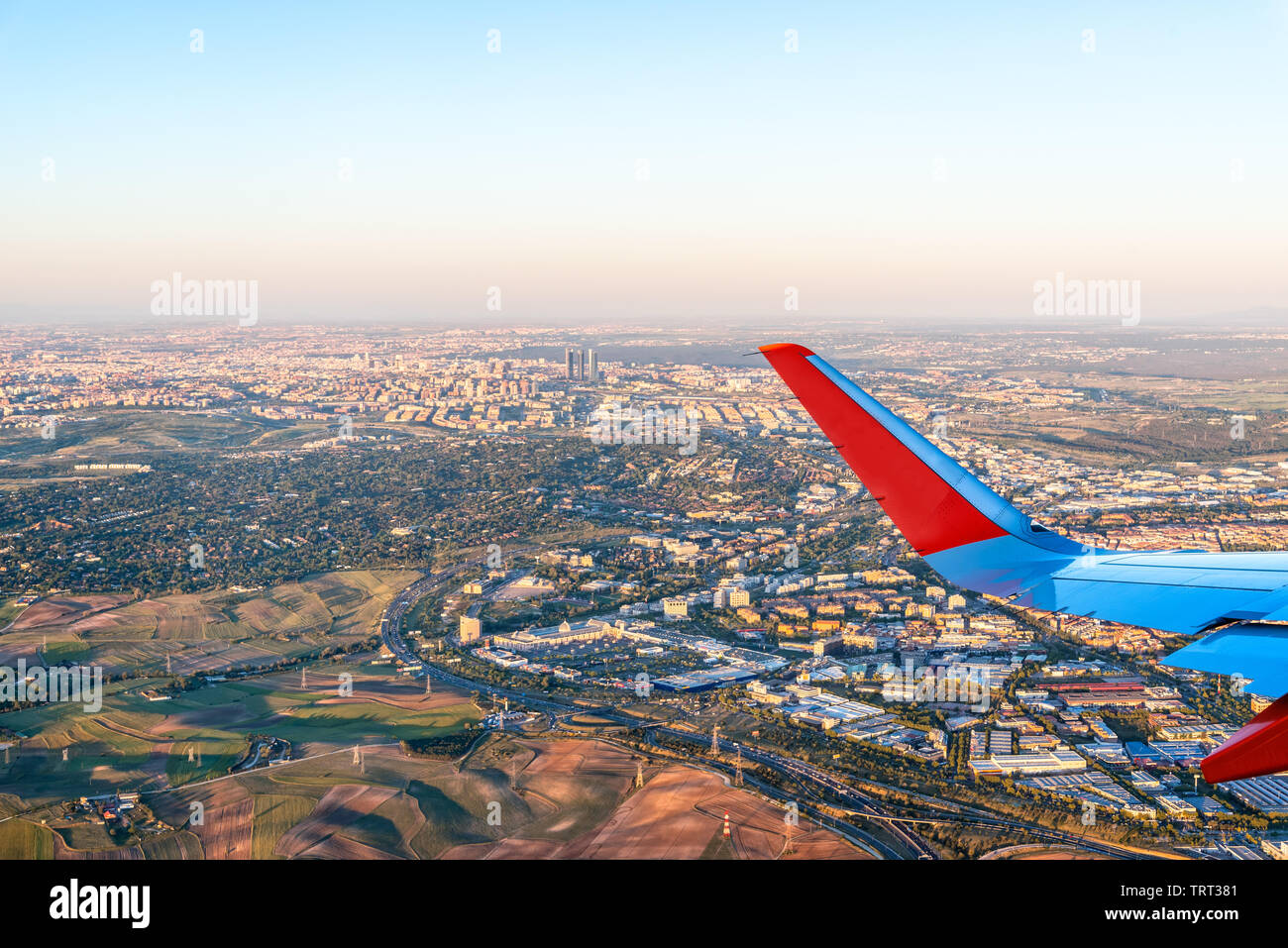 Flügel des Flugzeugs über Madrid fliegen. Reisen Konzept Stockfoto