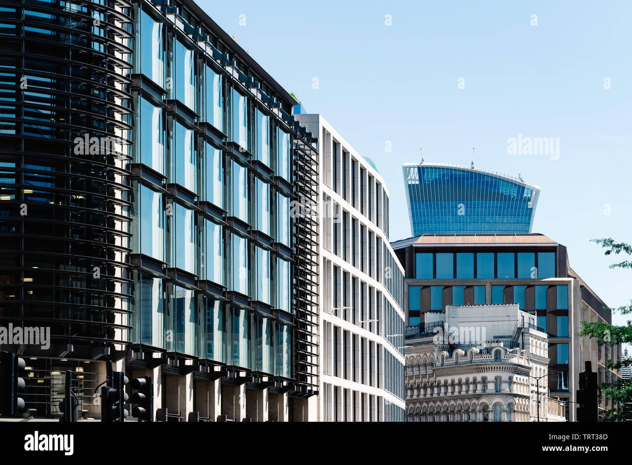 Stadtbild Londons mit modernen Bürogebäuden gegen den blauen Himmel Stockfoto