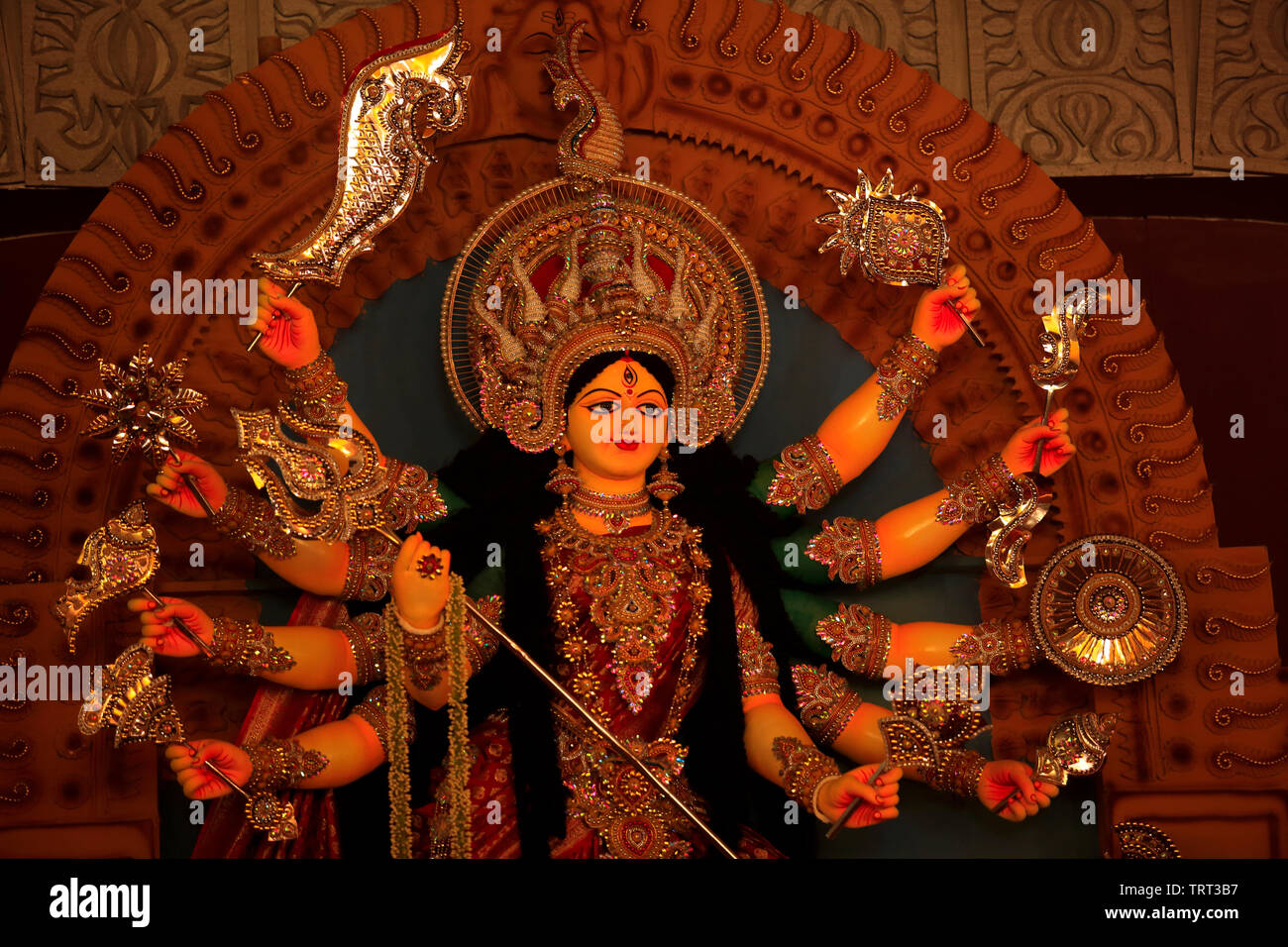 Göttin Durga, eine moderne Anzeige bei Banani Puja Mandap, während der Hindu Festival der Durga Puja, Dhaka, Bangladesch. Stockfoto