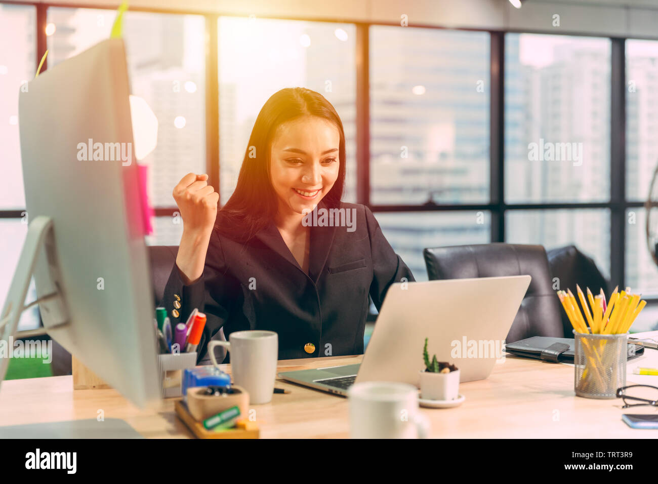 Mädchen arbeiten. Der job Projekte schließen Konzept fertig stellen Stockfoto