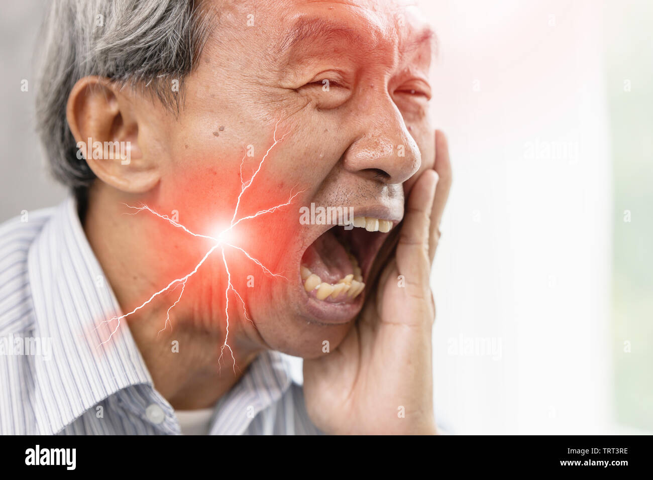 Ältere Mann mit schweren Zahnschmerzen und überempfindliche Zähne. verfallenen Zahn schmerzlichen Gesichtsausdruck. Stockfoto
