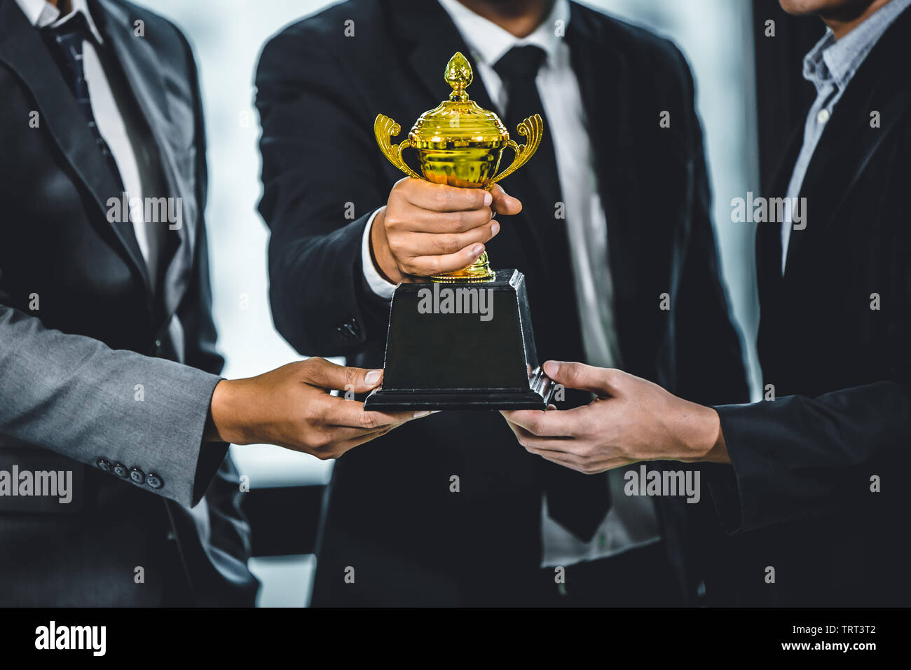 Business Team gewinnen oder erfolgreiche Konzept, Gruppe der Geschäftsmann holding Gold Cup Sieger Stockfoto