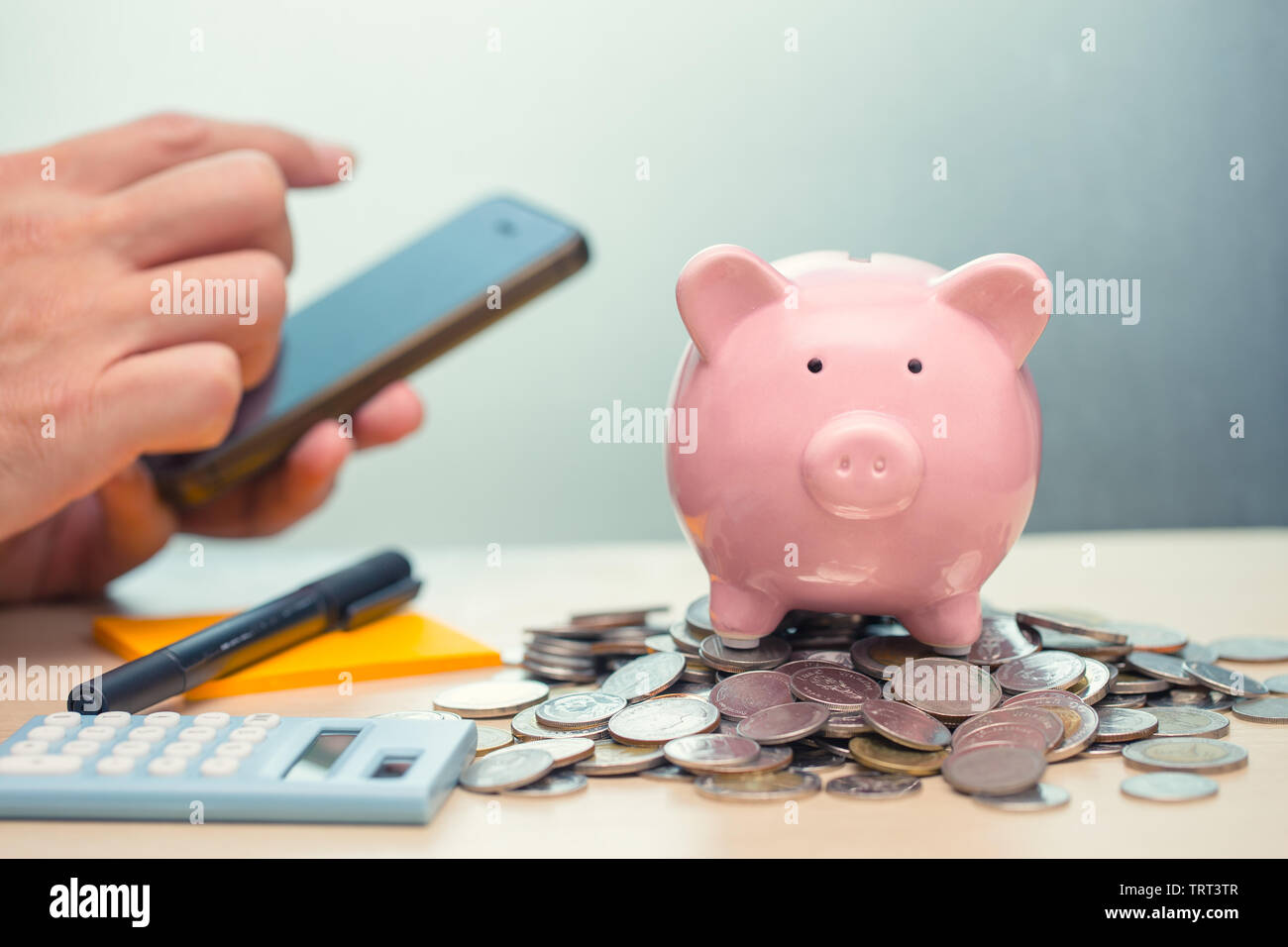 Geld sparen mit Smartphone Apps für Internet Mobile Banking Konzept Stockfoto