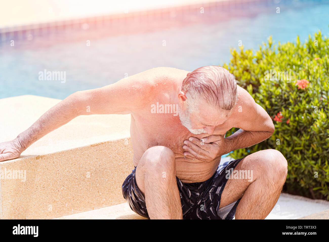 Elder Schmerzen leiden an Herzinfarkt Schwimmbad im Sommer heissen, sonnigen Tag Stockfoto