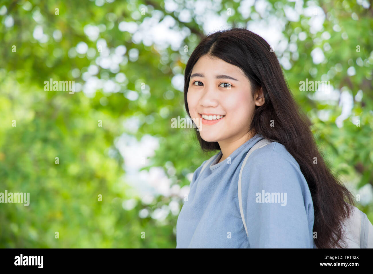 Nett Lächeln, junge Teen Asiatische bav Frauen Studentin Porträts mit gesunden gute Zähne Stockfoto