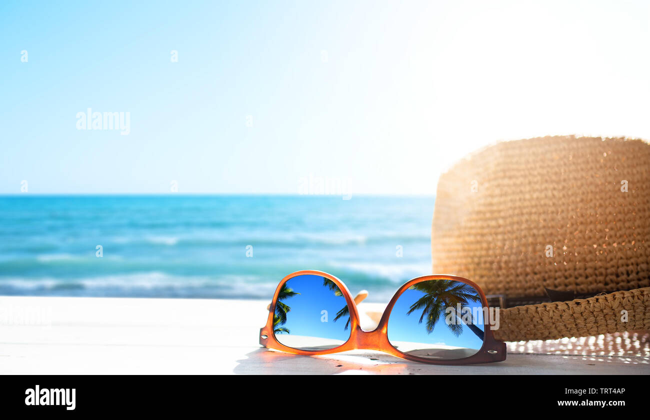 Sommer tropischen Strand Hintergrund; Gläser und Palm Tree reflex Stockfoto