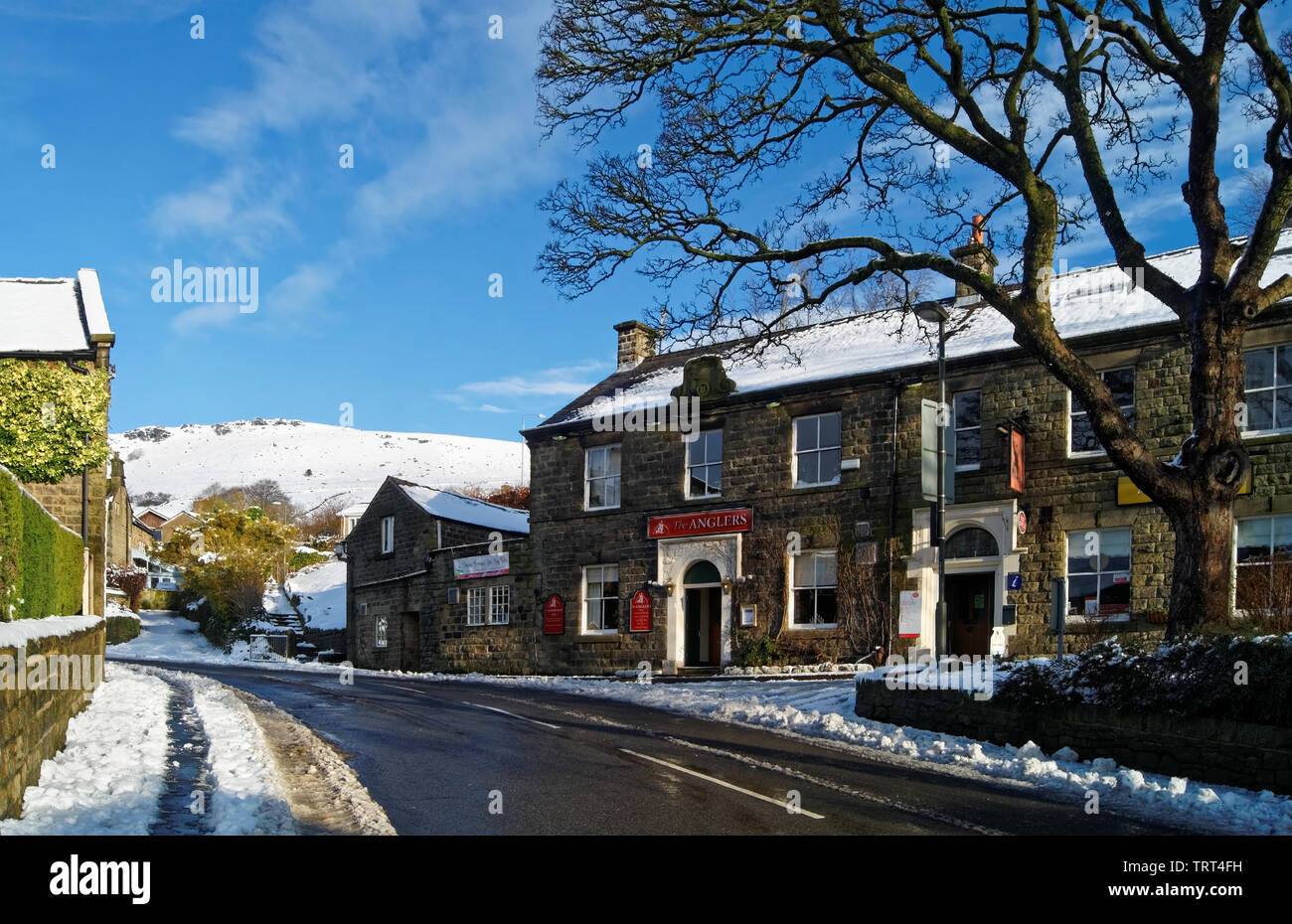 Großbritannien, Derbyshire, Peak District, Bamford, die Angler Inn Rest mit Bamford Kante im Hintergrund Stockfoto