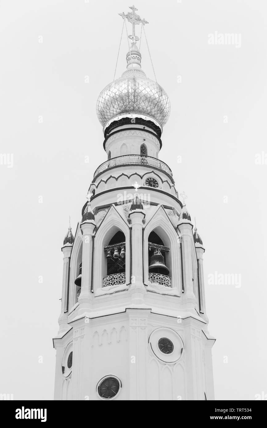 Schwarz/Weiß Foto, Kirchturm von St. Sophia Kathedrale, Vologda, Russland. Es wurde 1869-1870 gebaut Stockfoto