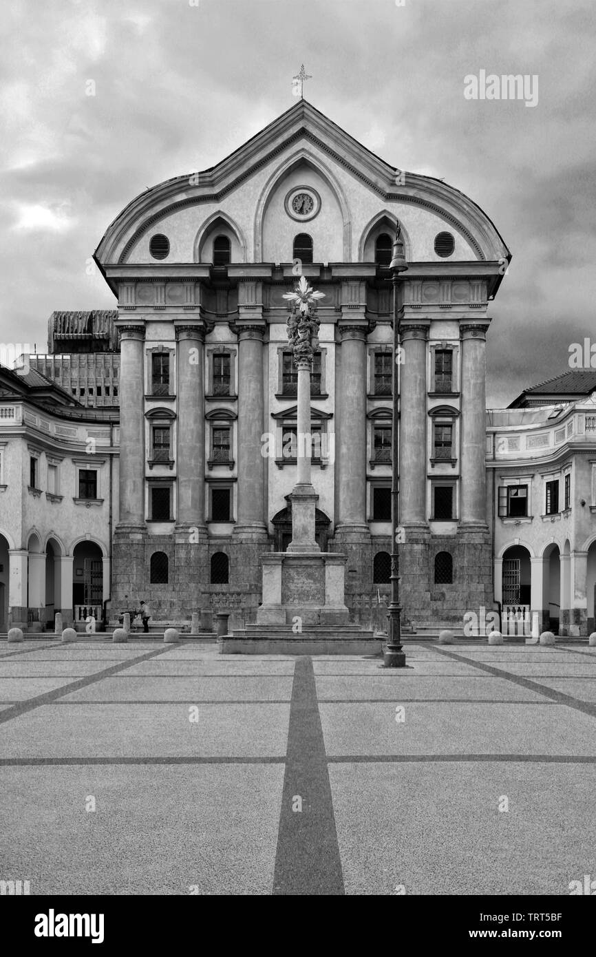Fassade der Ursulinen Kirche der Heiligen Dreifaltigkeit, Congress Square, Ljubljana, Slowenien, Europa Stockfoto