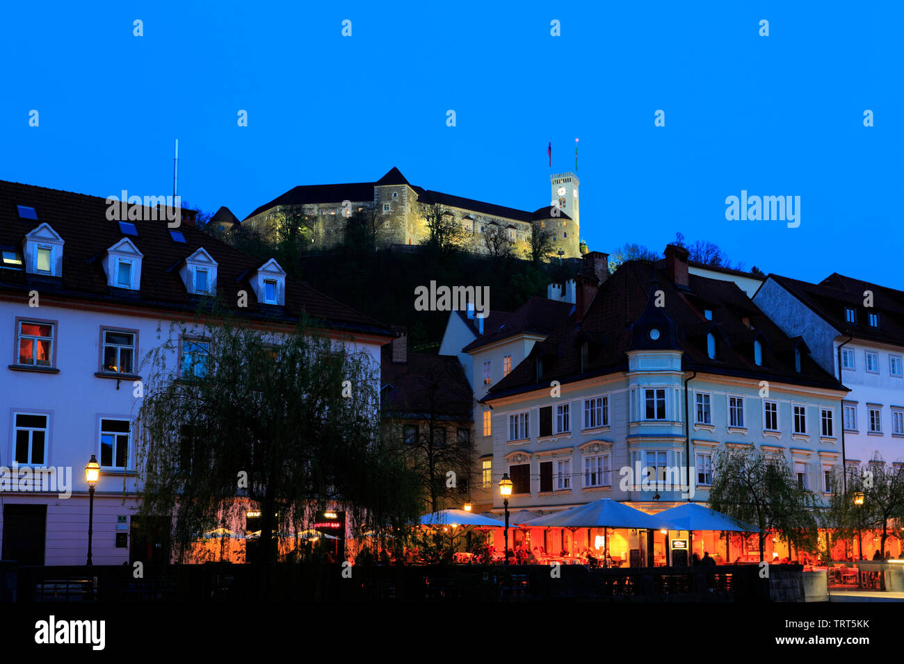 Das Schloss und der Fluss Ljubljanica bei Dämmerung, Ljubljana, Slowenien, Europa Stockfoto