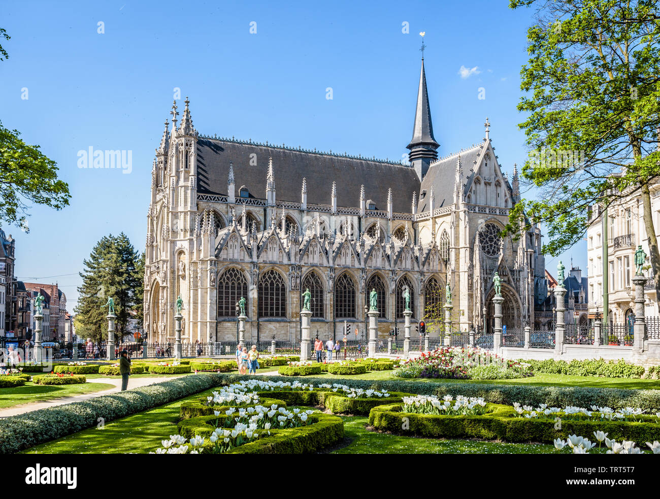 Die Kirche Unserer Lieben Frau von Sablon in Brüssel, Belgien, aus der Petit Sablon öffentlichen Garten an einem sonnigen Frühlingstag gesehen. Stockfoto