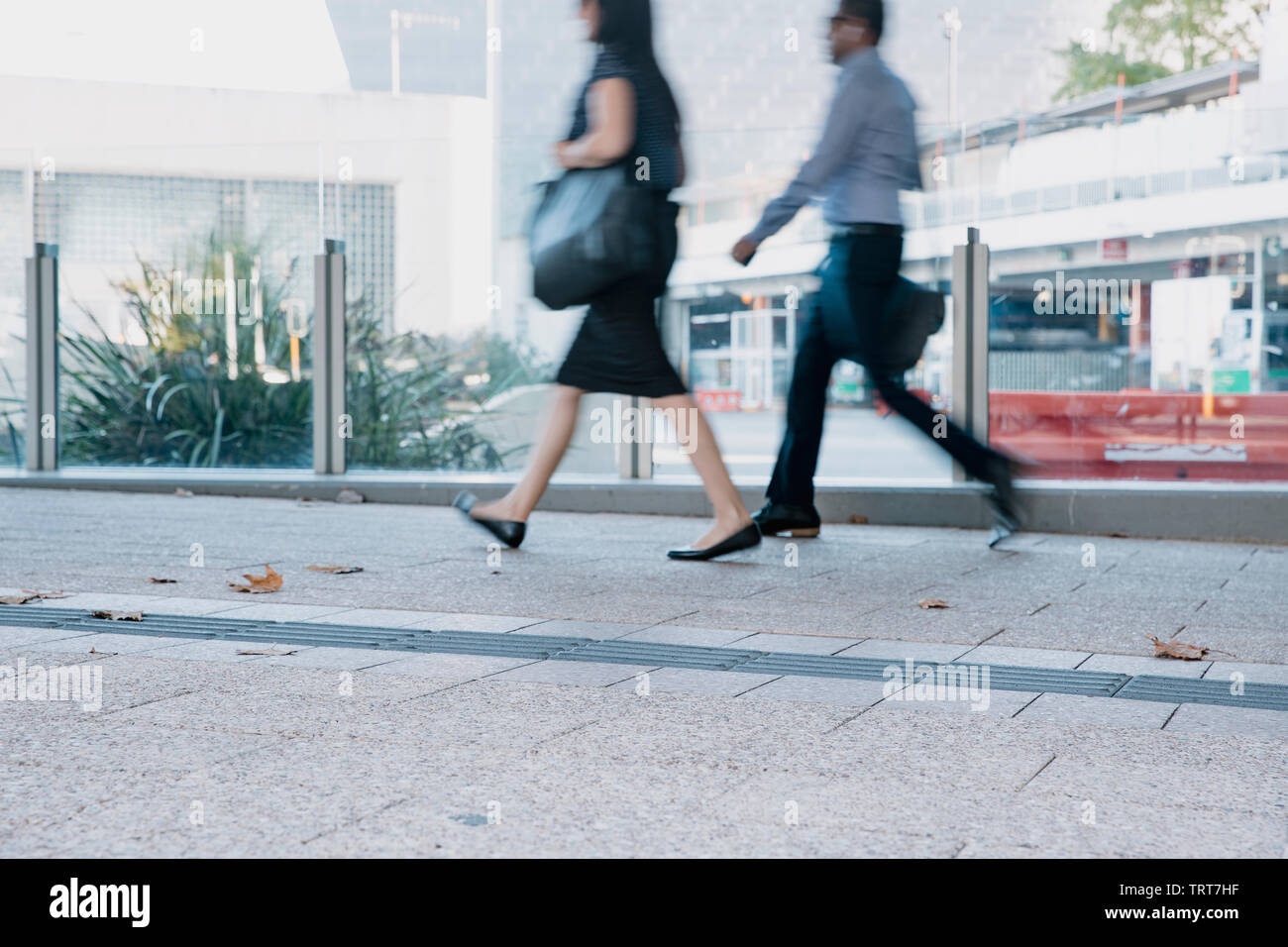 Verschwommene Bewegung Bild der Pendler auf einem Bürgersteig in Perth, Australien. Stockfoto