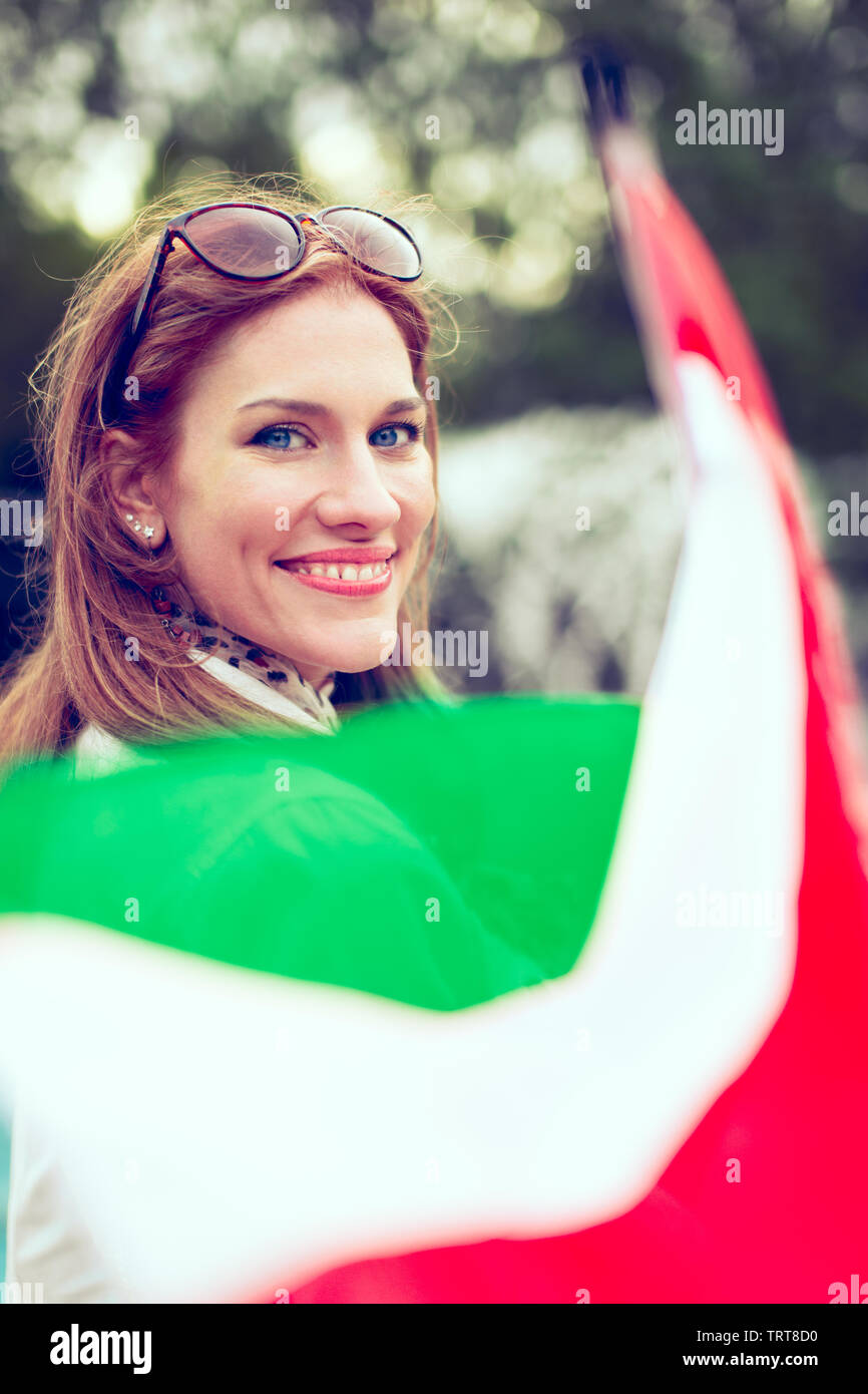 Glückliche junge Frau mit Smile Holding ungarische Flagge, Schärfentiefe Stockfoto