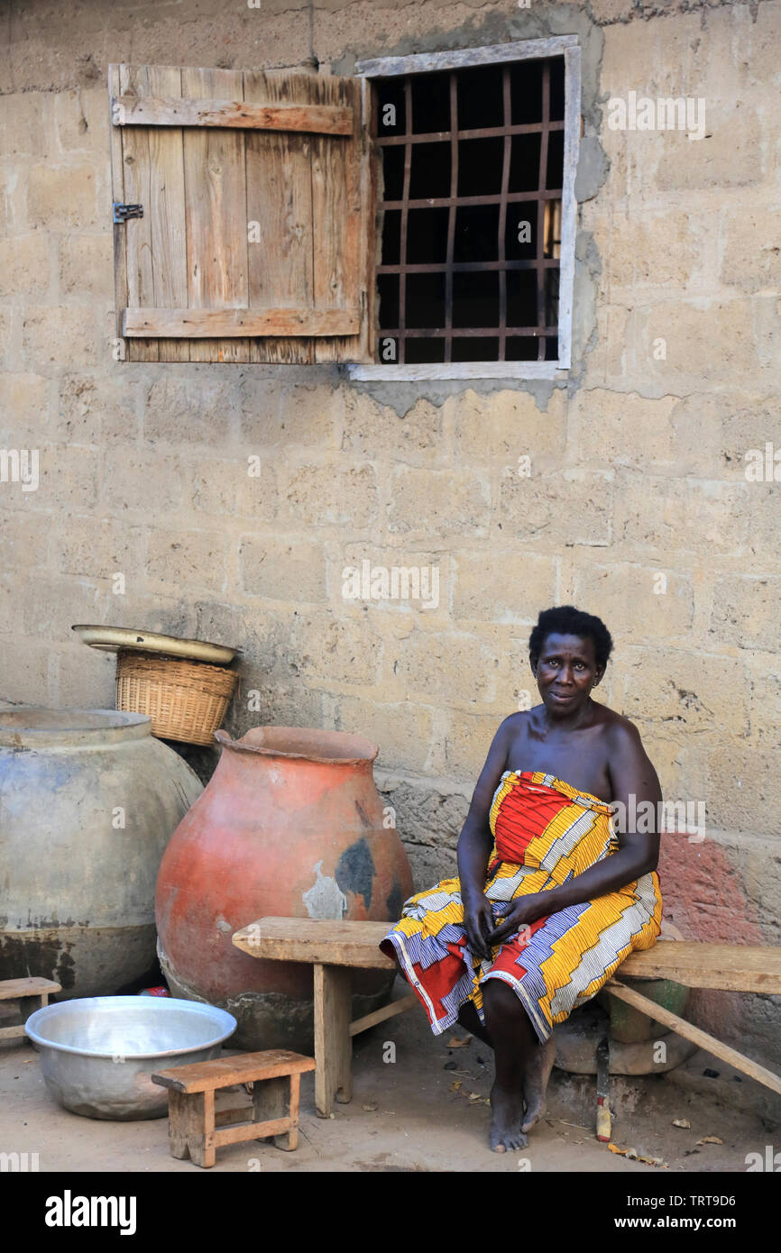 Togolaise Femme assise sur un Banc. Togo. Afrique de l'Ouest. Stockfoto