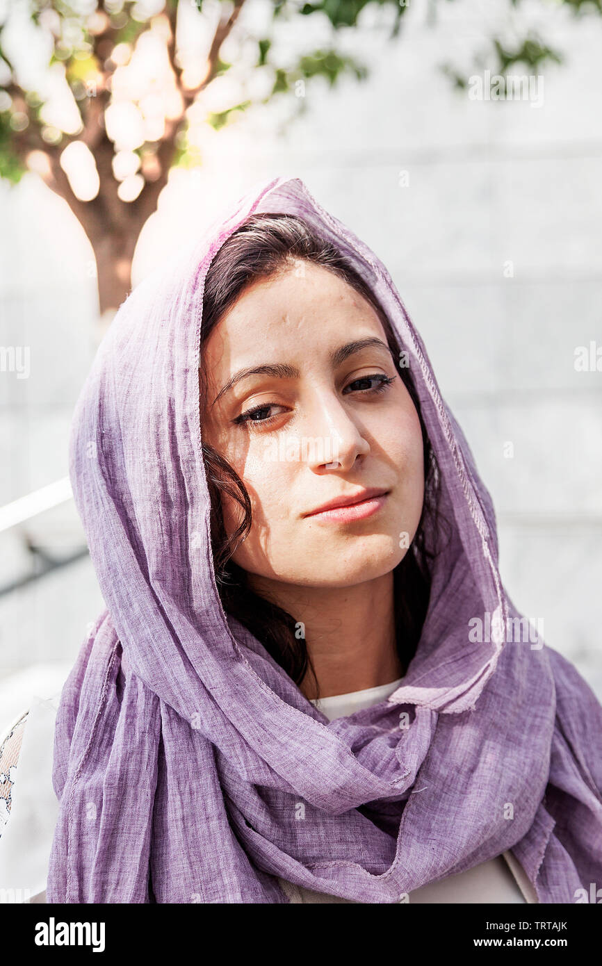 Portrait der junge Schöne islamische Mädchen im Freien mit lila Kopftuch  Schleier auf dem Kopf Stockfotografie - Alamy