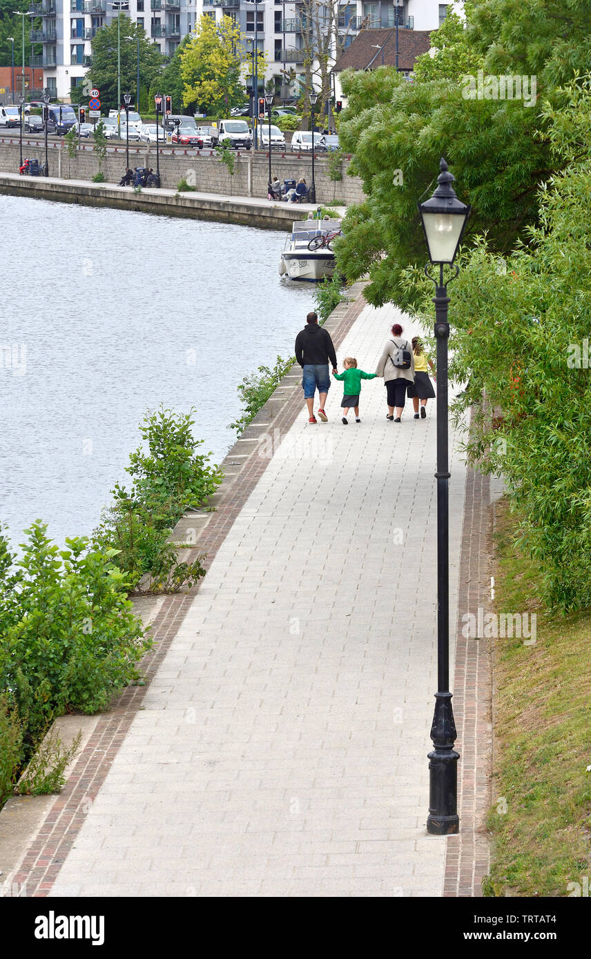 Maidstone, Kent, England, UK. Familie mit jungen Kindern zu Fuß entlang des Flusses Medway in der Innenstadt Stockfoto