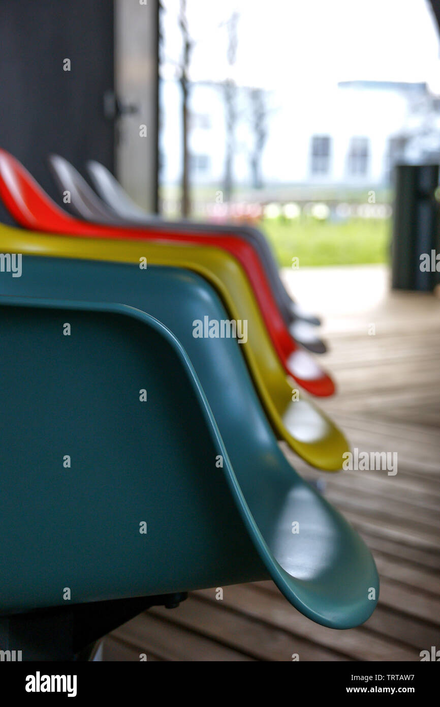 Bunte Stühle im vita Museum Stockfoto