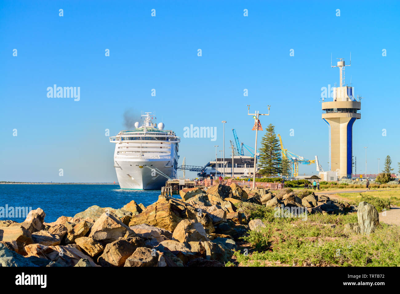 Port Adelaide, South Australia - Oktober 14, 2017: Sun Princess Kreuzfahrt Schiff von äußeren Hafen Passenger Terminal auf den späten afternoo abzuweichen. Stockfoto