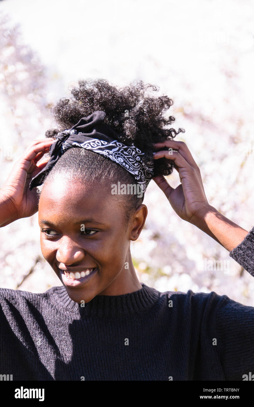 Close Up Portrait Von Lachelnden Jungen Attraktiven Afrikanische Amerikanische Frau Mit Frisur Auf Dem Hintergrund Der Blume Blumen Stockfotografie Alamy